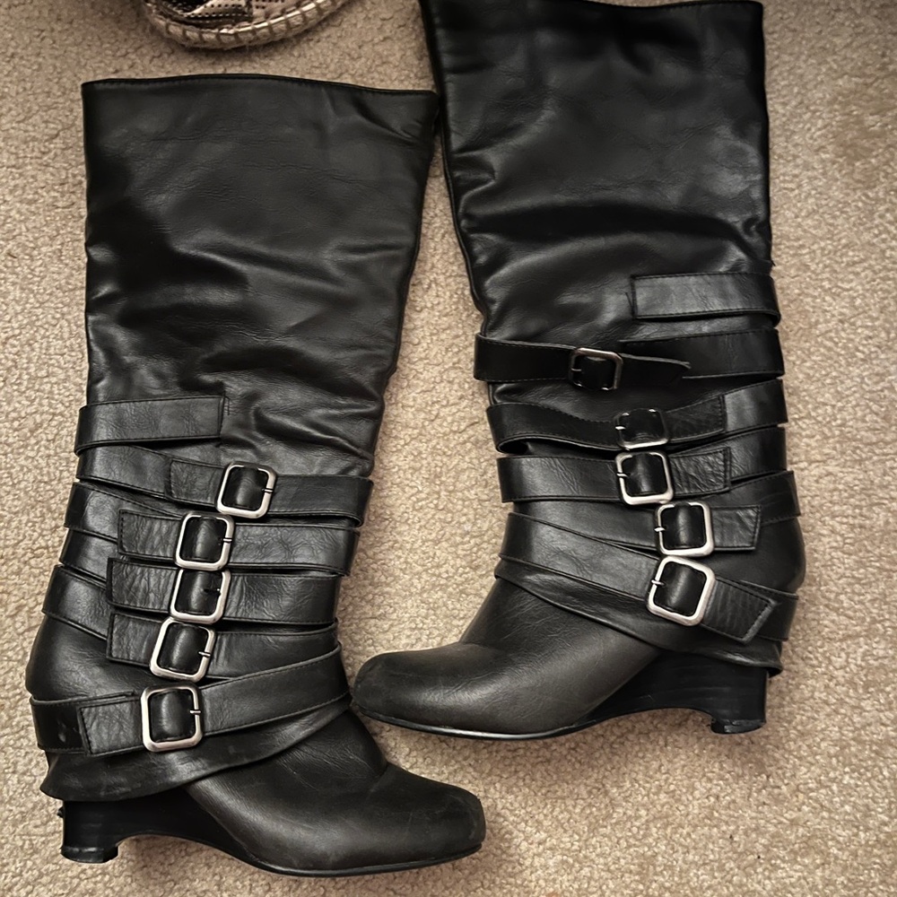 Stylish Gray Buckle Boots for Women